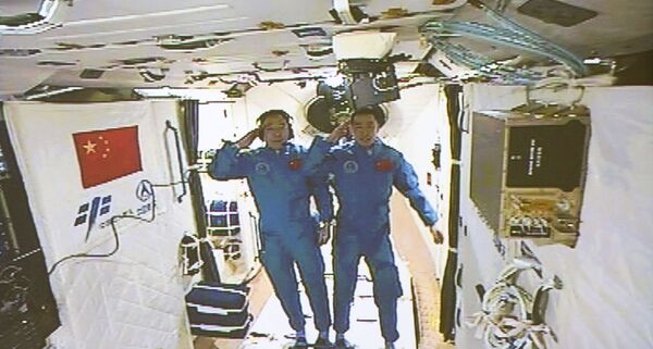 Astronautas chineses Jing Haipeng (à esquerda) e Chen Dong no laboratório espacial Tiangong 2, em 18 de outubro de 2016 - Sputnik Brasil