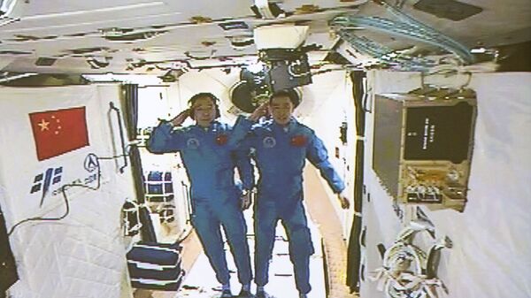Astronautas chineses Jing Haipeng (à esquerda) e Chen Dong no laboratório espacial Tiangong 2, em 18 de outubro de 2016 - Sputnik Brasil
