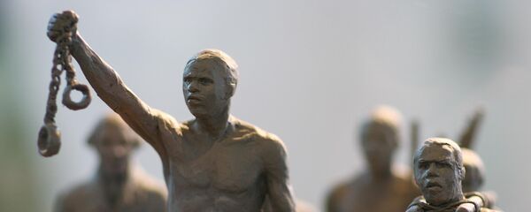 Uma maquete de uma estátua comemorativa dos africanos escravizados cujas vidas foram perdidas durante o tráfico de escravos. A estátua é erguida em Hyde Park, Londres Uma maquete de uma estátua comemorativa dos africanos escravizados cujas vidas foram perdidas durante o tráfico de escravos. A estátua é erguida em Hyde Park, Londres - Sputnik Brasil