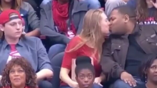 Namorada esnobada beija desconhecido em estádio e deixa companheiro irritado - Sputnik Brasil