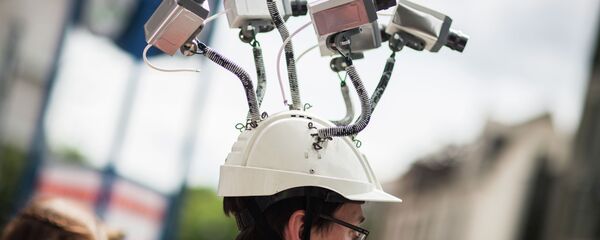 Um manifestante dos EUA protestando contra espionagem da CIA - Sputnik Brasil