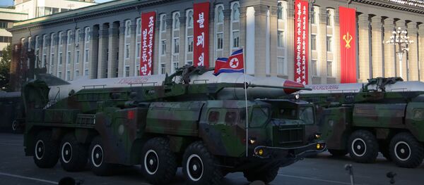 Mísseis balísticos durante desfile na Coreia do Norte - Sputnik Brasil