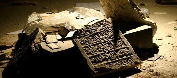 Um artefato destruído no Museu de Mossul das Antiguidades - Sputnik Brasil