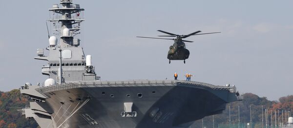 Helicóptero aterrissa no porta-helicópteros japonês Izumo, na base de Yokosuka Helicóptero aterrissa no porta-helicópteros japonês Izumo, na base de Yokosuka - Sputnik Brasil