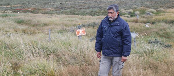 Ex-combatente Armando González em um campo minado pelo exército argentino durante a Guerra das Malvinas - Sputnik Brasil