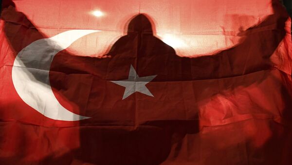 Manifestante com bandeira da Turquia em frente ao consulado turco em Roterdã - Sputnik Brasil