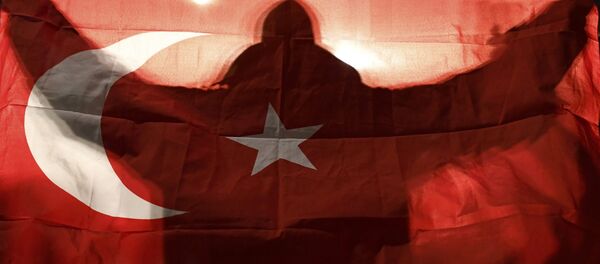 Manifestante com bandeira da Turquia em frente ao consulado turco em Roterdã - Sputnik Brasil