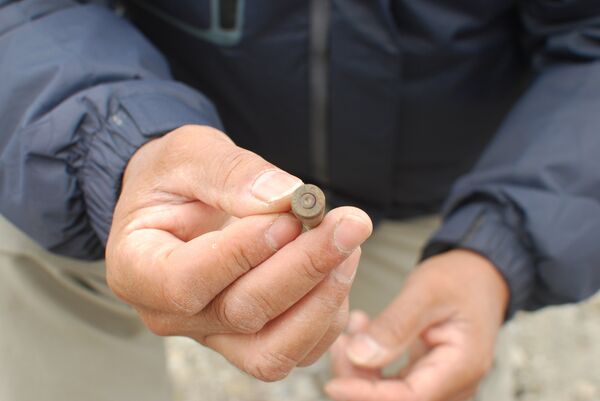 Ex-combatente da Guerra das Malvinas Armando González mostra um cartucho de bala encontrado no sítio onde lutou - Sputnik Brasil