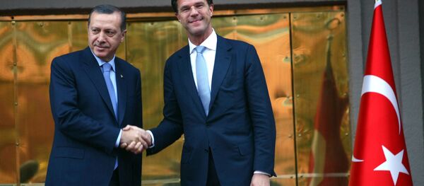 Primeiro-ministro da Turquia, Recep Tayyip Erdogan, cumprimenta o primeiro-ministro da Holanda, Mark Rutte, em Ancara (Arquivo) - Sputnik Brasil
