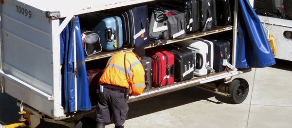 Malas são transportadas em aeroporto - Sputnik Brasil