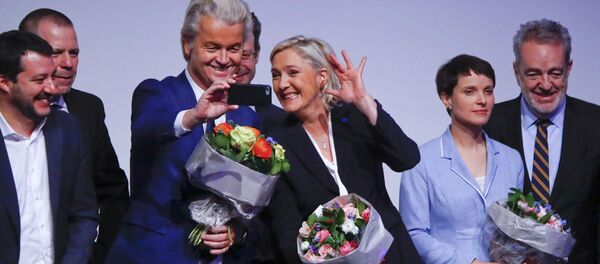 France's National Front leader Marine Le Pen and Netherlands' Party for Freedom (PVV) leader Geert Wilders take a Selfie during a European far-right leaders meeting to discuss about the European Union, in Koblenz, Germany, January 21, 2017 - Sputnik Brasil