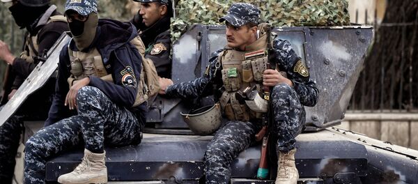 Membros das forças iraquianas avançam em direção da parte ocidental de Mossul, no âmbito da operação militar para reconquistar a cidade dos militantes do Daesh, 13 de março de 2017 Membros das forças iraquianas avançam em direção da parte ocidental de Mossul, no âmbito da operação militar para reconquistar a cidade dos militantes do Daesh, 13 de março de 2017 - Sputnik Brasil