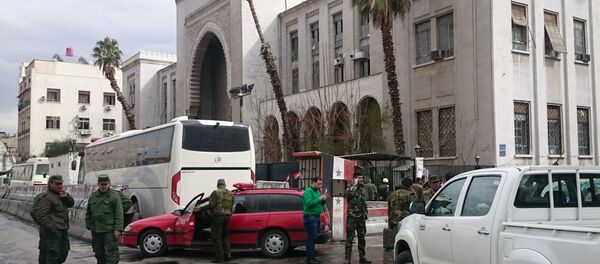 Segurança perto do Palácio de Justiça em Damasco, onde se explodiu homem-bomba do Daesh, 15 de março de 2017 - Sputnik Brasil