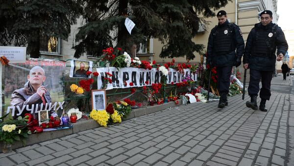 Flores e velas na frente da embaixada da Ucrânia em Moscou - Sputnik Brasil