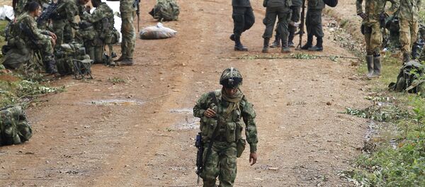 Soldados colombianos acampados perto do local do ataque das FARC contra tropas do exército, em Cauca - Sputnik Brasil