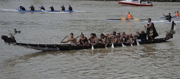 Príncipe Harry da Grã-Bretanha passeia em um waka (canoa maori de guerra) pelo rio de Whanganui durante uma visita a Whanganui em 14 de maio de 2015. Príncipe Harry da Grã-Bretanha passeia em um waka (canoa maori de guerra) pelo rio de Whanganui durante uma visita a Whanganui em 14 de maio de 2015. - Sputnik Brasil
