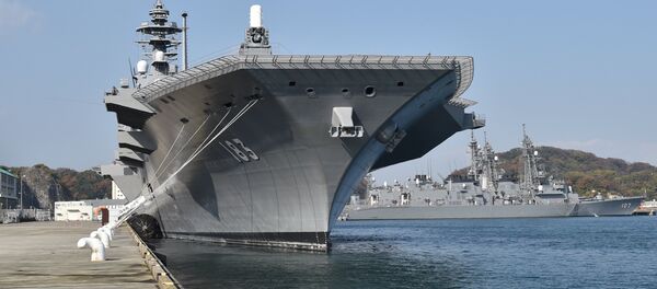 Porta-helicópteros Izumo da Força Marítima de Autodefesa do Japão em sua base de Yokosuka, prefeitura de Kanagawa, em 6 de dezembro de 2016 - Sputnik Brasil