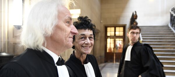 Isabelle Coutant-Peyre, advogada e esposa do terrorista venezuelano Ilich Ramírez Sánchez, e advogado suíço Marcel Bosonnet antes do início do processo judicial, em 13 de março de 2017 - Sputnik Brasil