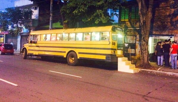 Rizomamóvel estacionado em São Paulo de portas abertas recebendo os visitantes da loja - Sputnik Brasil