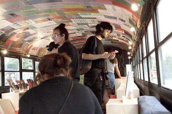 Dentro do booktruck os visitantes encontram estantes com uma variedade de livros - Sputnik Brasil