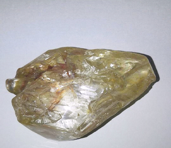 Diamante de 706 quilates é encontrado em uma mina no leste da Serra Leoa. março, 16, 2017 - Sputnik Brasil
