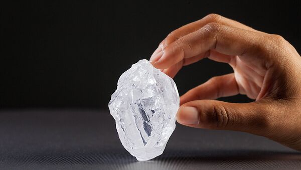 Lesedi la Rona de 1109 quilates é o maior diamante descoberto em mais de um século e o maior diamante bruto existente hoje. - Sputnik Brasil