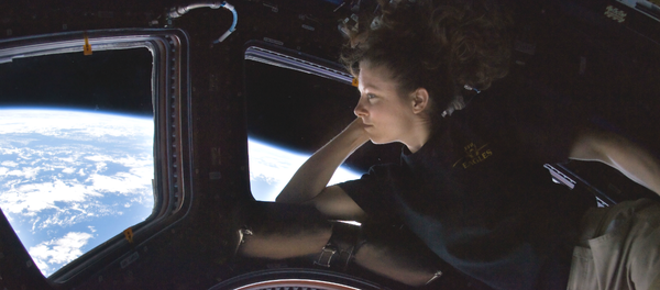 Женщина-космонавт на МКС - Sputnik Brasil