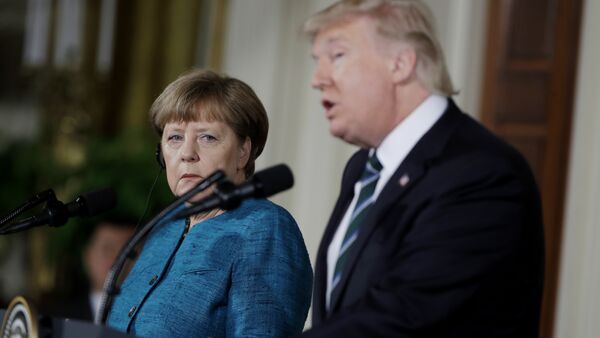 Primeira-ministra da Alemanha, Angela Merkel, ouve o discurso de Donald Trump, durante coletiva de imprensa conjunta na Casa Branca - Sputnik Brasil