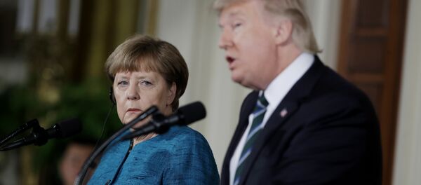 Primeira-ministra da Alemanha, Angela Merkel, ouve o discurso de Donald Trump, durante coletiva de imprensa conjunta na Casa Branca - Sputnik Brasil