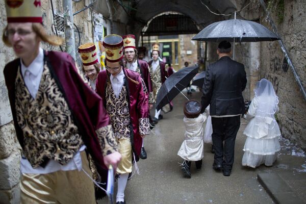 Judeus ultraortodoxos durante festejo religioso Purim em Jerusalém - Sputnik Brasil