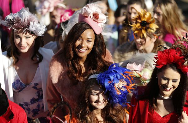 Meninas durante o Festival de Cheltenham, Reino Unido - Sputnik Brasil