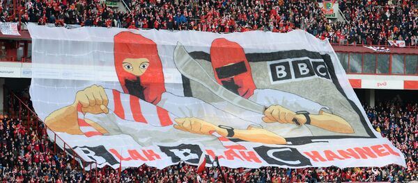 Torcedores russos usam faixa para responder críticas de documentário da BBC Torcedores russos usam faixa para responder críticas de documentário da BBC - Sputnik Brasil