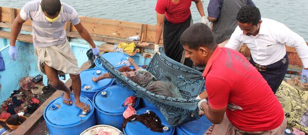 Pessoas carregam o corpo de um refugiado somali, morto em um ataque de helicóptero enquanto fazia uma travessia de barco na costa do Iêmen. 17 de março de 2017 - Sputnik Brasil