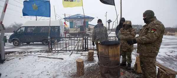 Radicais ucranianos, participantes do bloqueio, na estação de Krivoy Torets, na região de Donetsk, 27 de fevereiro de 2017 - Sputnik Brasil