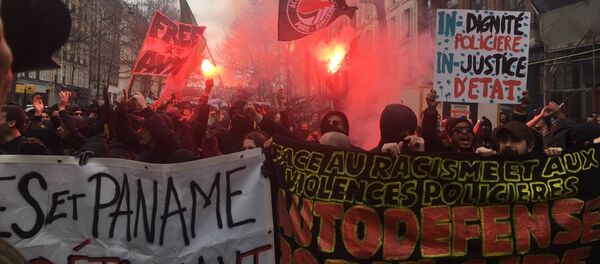 Manifestantes desfilam pelas ruas de Paris em protesto contra a violência policial e o racismo Manifestantes desfilam pelas ruas de Paris em protesto contra a violência policial e o racismo - Sputnik Brasil