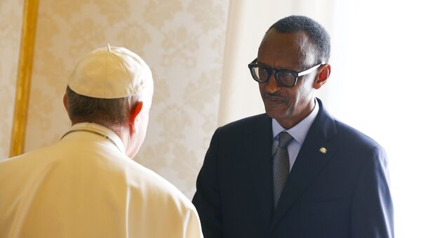 Papa Francisco dá boas-vindas ao presidente de Ruanda, Paul Kagame, antes de uma reunião no Vaticano, 20 de março de 2017. - Sputnik Brasil