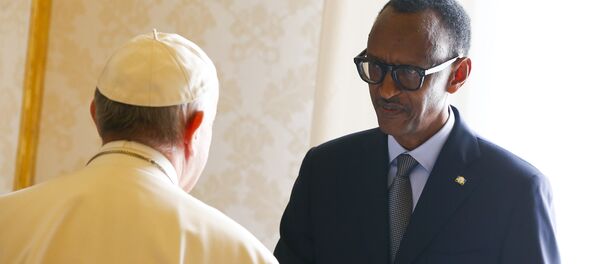 Papa Francisco dá boas-vindas ao presidente de Ruanda, Paul Kagame, antes de uma reunião no Vaticano, 20 de março de 2017. - Sputnik Brasil