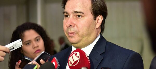 Temos de parar com esse mito de que mais regulação e um maior número de leis é melhor para o trabalhador, disse Maia - Sputnik Brasil