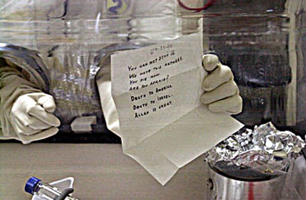 Esta foto de 5 de dezembro de 2001 mostra um especialista do laboratório de pesquisa biomédica de Fort Detrick, do Exército dos EUA, abrindo uma carta dirigida ao senador Patrick Leahy, de Vermont, achada na seção de correspondência recebida do Congresso em 16 de novembro de 2001 - Sputnik Brasil
