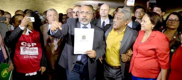 Paulo Paim apresenta na Secretaria-geral da Mesa requerimento para abertura da CPI da Previdência - Sputnik Brasil