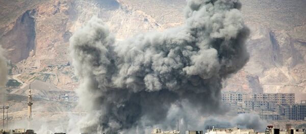 Fumaça após ataques aéreos da Força Aérea síria no leste de Damasco - Sputnik Brasil