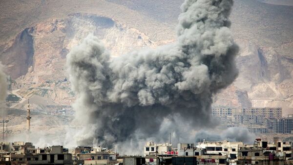 Fumaça após ataques aéreos da Força Aérea síria no leste de Damasco (imagem referencial) - Sputnik Brasil