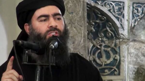 Eader of the Islamic State group, Abu Bakr al-Baghdadi, delivering a sermon at a mosque in Iraq - Sputnik Brasil