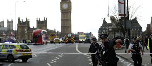 Polícia britânica guarda o lado sul da ponte de Westminster, perto do prédio do parlamento do Reino Unido, onde ocorreu um tiroteio e um atropelamento que feriram pelo menos 17 pessoas - Sputnik Brasil