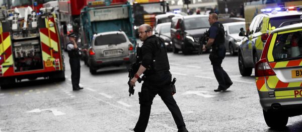 Polícia britânica guarda o perímetro perto do parlamento do Reino Unido após tiroteio, ataque com faca e atropelamento de várias pessoas em 22 de março de 2017 - Sputnik Brasil