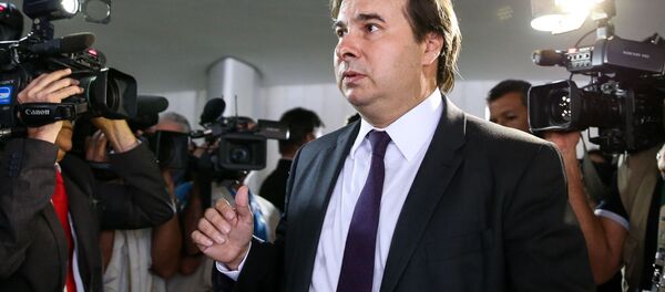Brasília - O presidente da Câmara dos Deputados, Rodrigo Maia, fala à imprensa após chegar ao Congresso Nacional (Marcelo Camargo/Agência Brasil) Brasília - O presidente da Câmara dos Deputados, Rodrigo Maia, fala à imprensa após chegar ao Congresso Nacional (Marcelo Camargo/Agência Brasil) - Sputnik Brasil