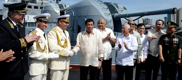 Philippine President Rodrigo Duterte (4th L) shakes hands with Russia's Rear Admiral Eduard Mikhailov at the anti-submarine navy ship Admiral Tributs at the south pier in Metro Manila, Philippines January 6, 2017 - Sputnik Brasil