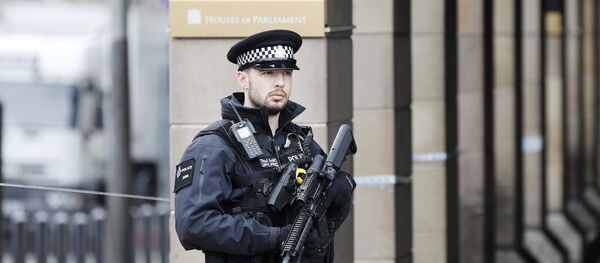 Agentes da polícia de Londres patrulham as ruas da cidade um dia após os ataques de Westminster - Sputnik Brasil