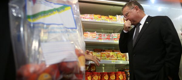 O ministro da Agricultura do Brasil, Blairo Maggi, inspeciona salsichas em um supermercado em Brasília, Brasil O ministro da Agricultura do Brasil, Blairo Maggi, inspeciona salsichas em um supermercado em Brasília, Brasil - Sputnik Brasil