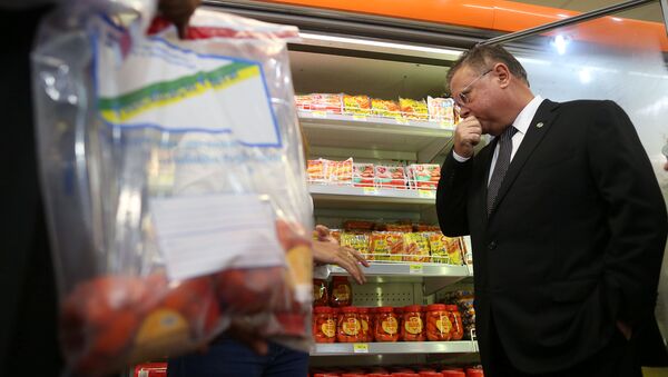 O ministro da Agricultura do Brasil, Blairo Maggi, inspeciona salsichas em um supermercado em Brasília, Brasil - Sputnik Brasil